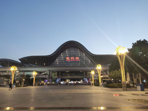 武漢火車站啟動(dòng)節(jié)假日模式,延長亮燈時(shí)間照亮旅客回家路