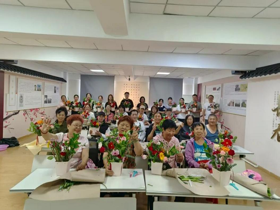 托起夕陽紅，'敬老月'暖意濃 組織文化藝術(shù)交流活動，為老年生活添色彩